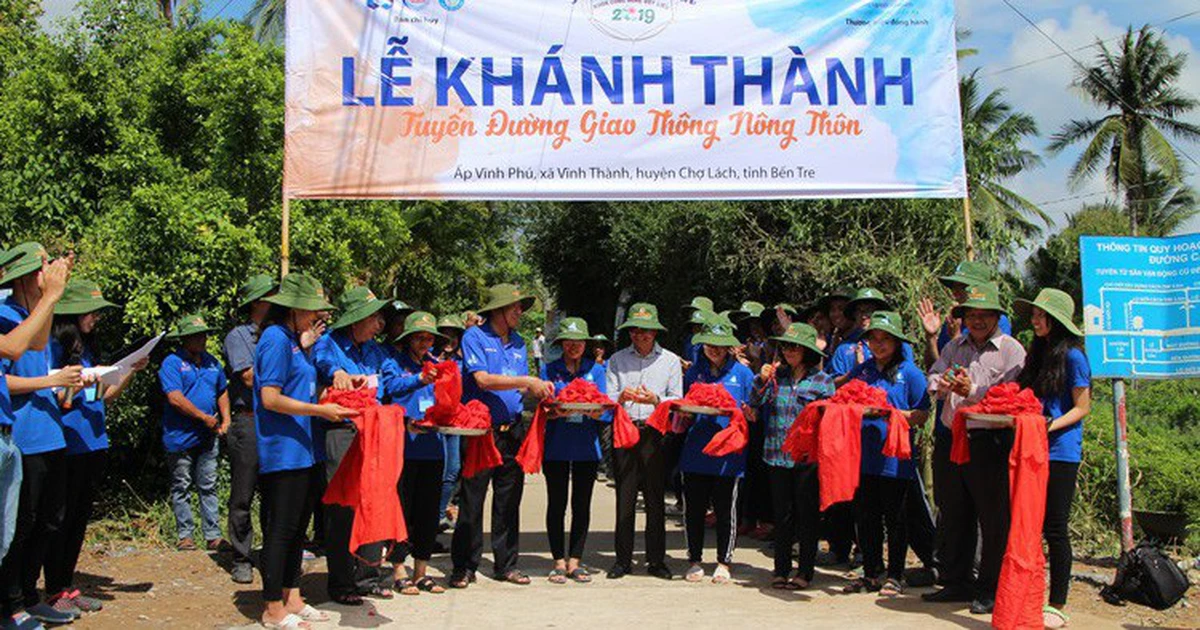 Các chiến sĩ Mùa hè xanh cùng xây cuộc sống xanh tại Bến Tre