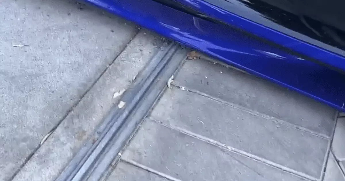 Chủ siêu xe triệu USD Bugatti Chiron không ngại xước xe, người xem nhăn mặt xót xa