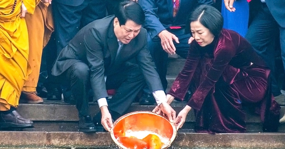 Chủ tịch nước và Phu nhân cùng kiều bào thả cá chép tiễn ông Công, ông Táo