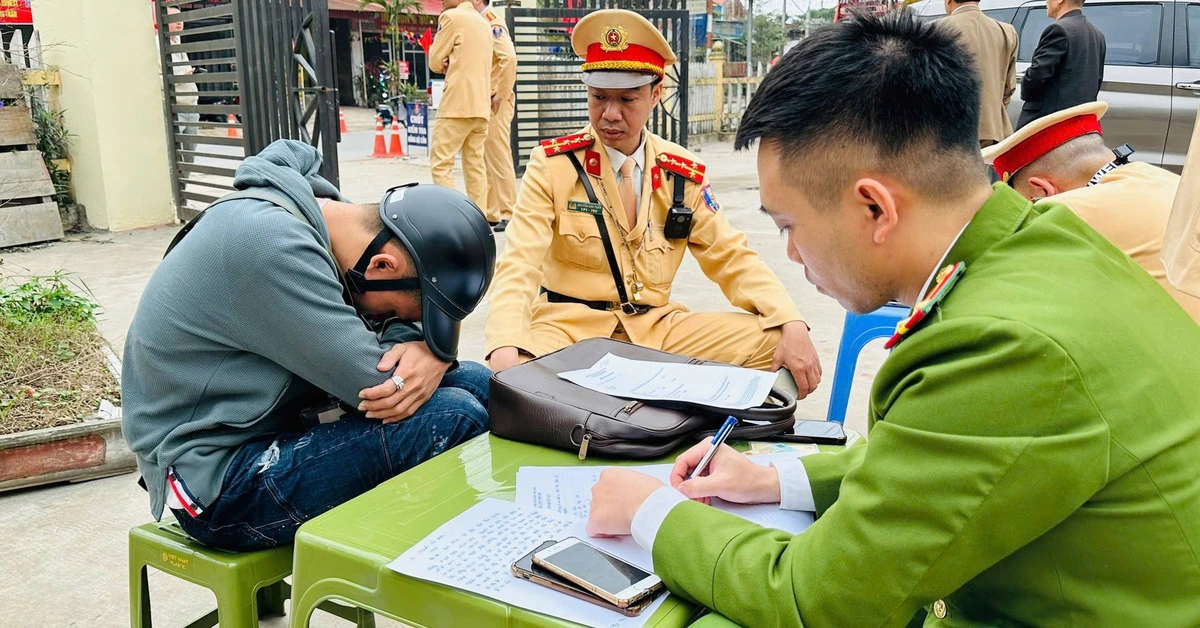 Chạy xe máy không biển số, thanh niên tông thẳng vào cảnh sát tại chốt đo nồng độ cồn