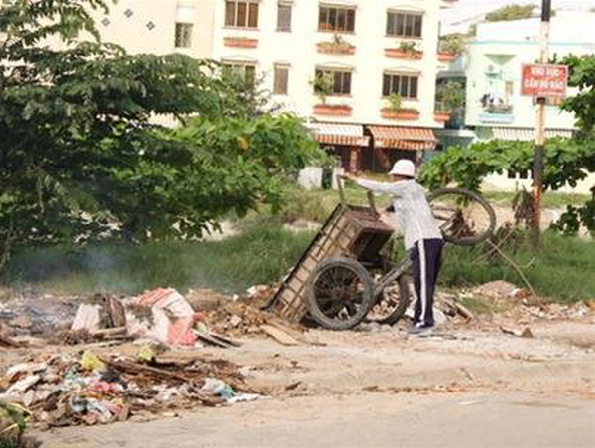 Vấn nạn… đổ xà bần bừa bãi