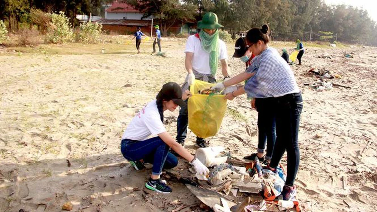 ​Bạn trẻ làm sạch bờ biển Cần Giờ